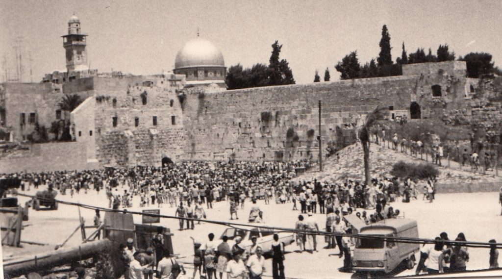 Thousands Of Jews Celebrate Shavuot At Wailing Wall; First Time In 19 ...