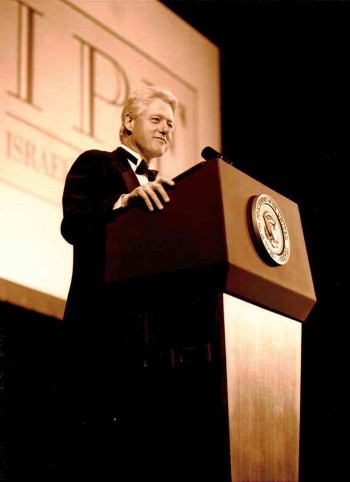 President Bill Clinton speaking at the 2001 Israel Policy Forum dinner, January 2001. (Courtesy IPF)