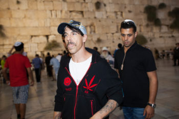 Red Hot Chili Peppers lead singer Anthony Kiedis visiting the Western Wall in Jerusalem, Sept. 9, 2012. (Yonatan Sindel/Flash90)