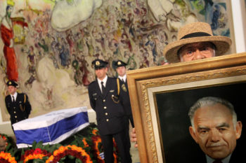Family, friends and Israelis pay their respects to former Israeli Prime Minister Yitzhak Shamir as his coffin is seen displayed at the Israeli parliament prior to his funeral at Mount Herzl, Israel's national cemetery, July 2, 2012.  (Miriam Alster/FLASH90)