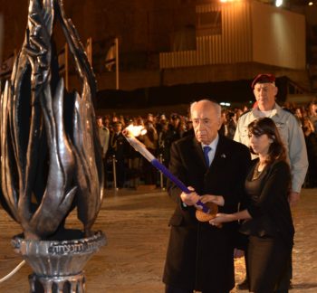 Israeli President Shimon Peres lighting a torch at a ceremony marking Israel Memorial Day at the Western Wall in Jerusalem's Old City, April 14, 2013.  (Mark Neyman/GPO/Flash90)