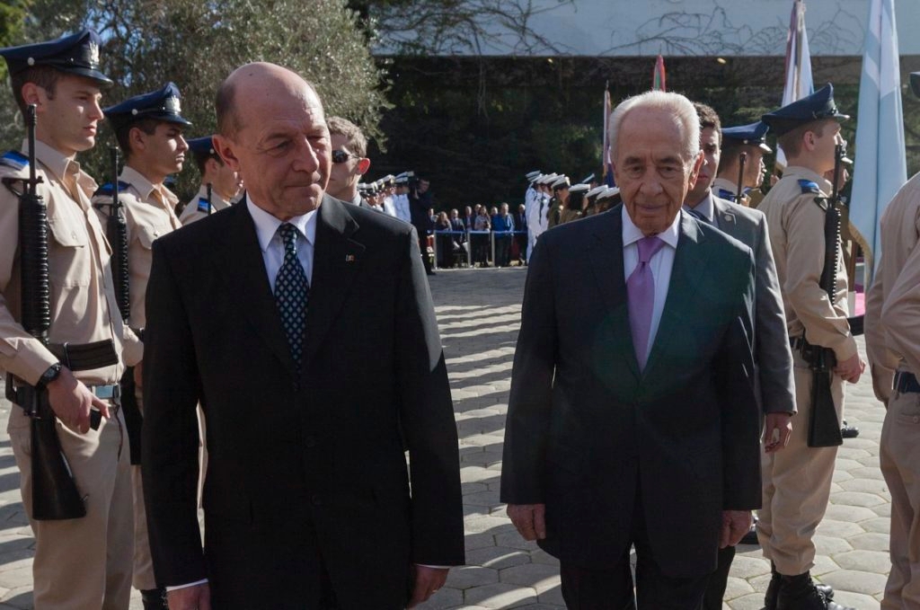 Romanian President Traian Basescu and Israeli President Shimon Peres reviewing an honor guard in Jerusalem, Jan. 20, 2014. (Flash90)