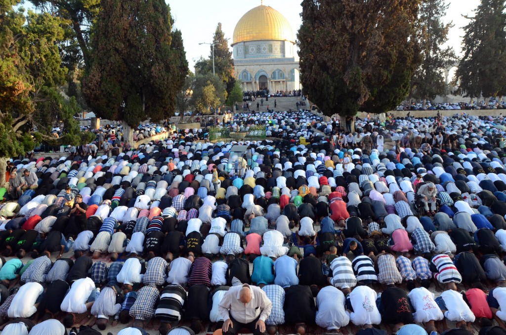 Rabbi Steven Pruzansky's deleted blog post suggested relocating the Al Aqsa Mosque from the Temple Mount. Thousands of Muslims perform the Eid prayers marking the end of the holy Muslim month of Ramadan, there, July 28, 2014. (Sliman Khader/Flash90)