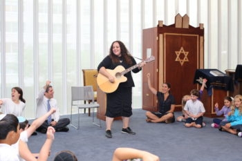 Shefa students and teachers prepare for Shabbat with music and song. Courtesy of The Shefa School)