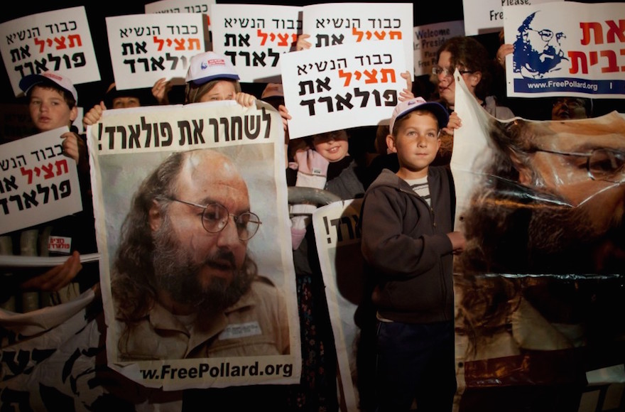 Israelis calling for the release of convicted spy Jonathan Pollard during President Obama's visit to Jerusalem in 2013. (Uriel Sinai/Getty Images)