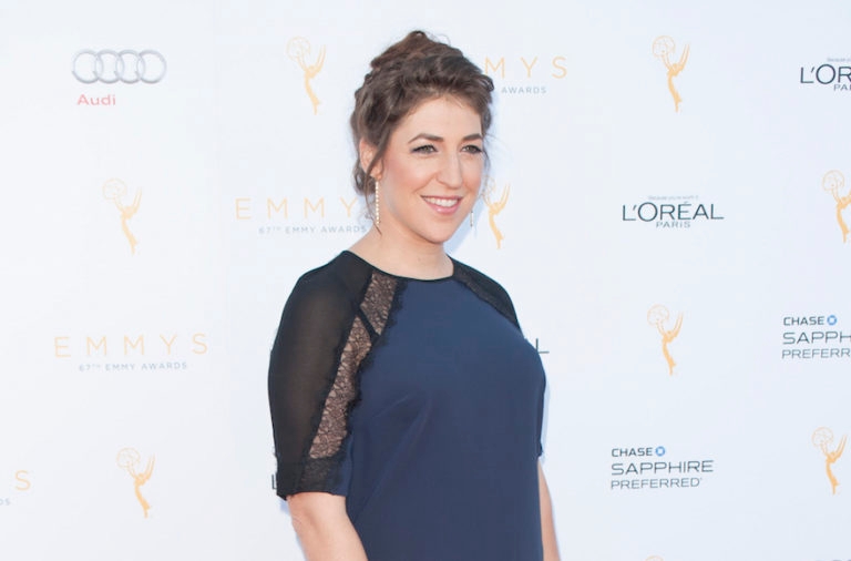 Mayim Bialik Puts Jewish Modesty Aside Flashes Piers Morgan Jewish Telegraphic Agency