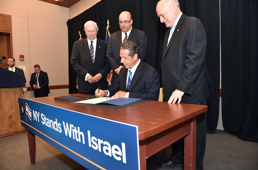 New York Governor Andrew M. Cuomo signing an executive order directing the divestment of public funds supporting the Boycott, Divestment and Sanctions (BDS) campaign against Israel at the Harvard Club in New York City, June 5, 2016. (Kevin P. Coughlin/Office of Governor Andrew M. Cuomo)