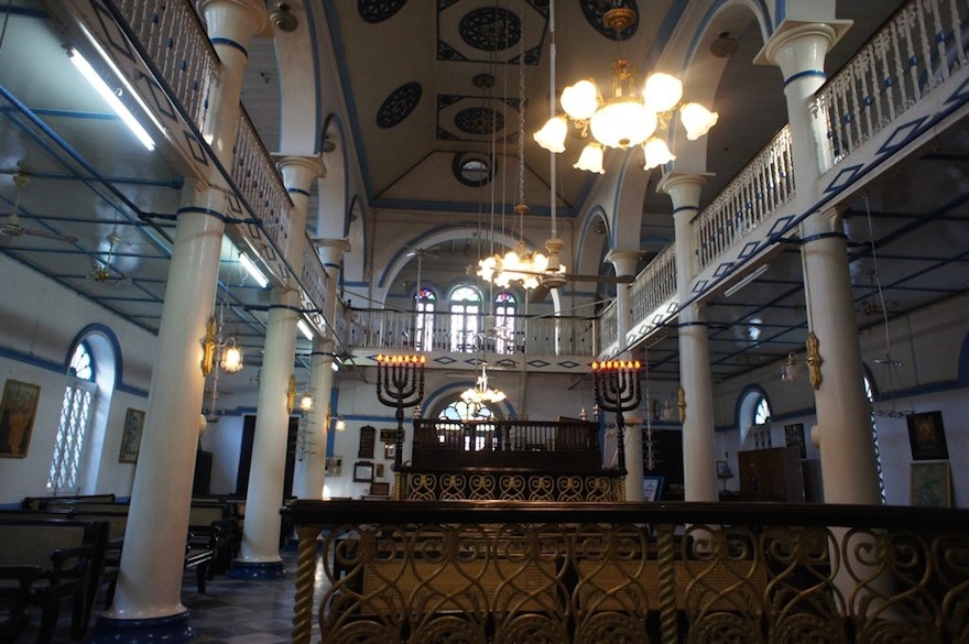 The interior of the Musmeah Yeshua Synagogue in Rangon. (Wikimedia Commons)