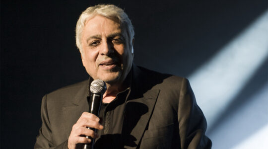 Enrico Macias sings during a concert in Paris in 2016. (Wikimedia Commons)