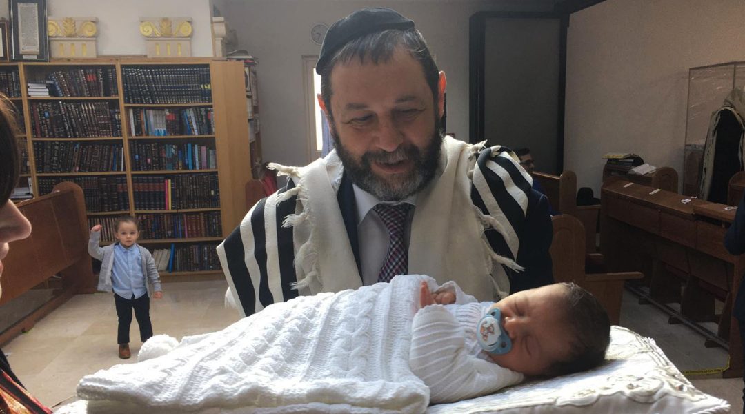 Eli Seliger looks at a baby in London, UK in April 2021. (Courtesy of Eli Seliger)