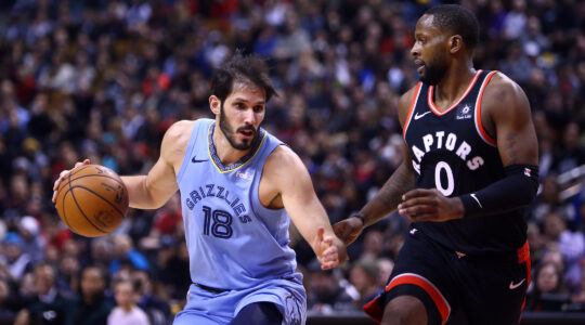 Omri Casspi, left, playing for the Memphis Grizzlies in 2019. (Vaughn Ridley/Getty Images)