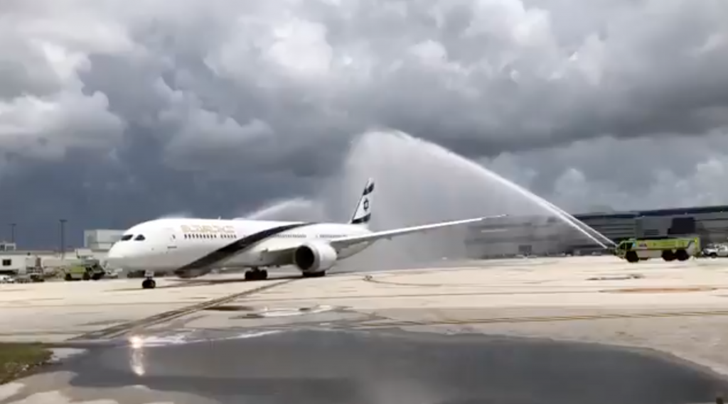 Israel Defense Forces rescue team leaves Surfside to salutes and ...