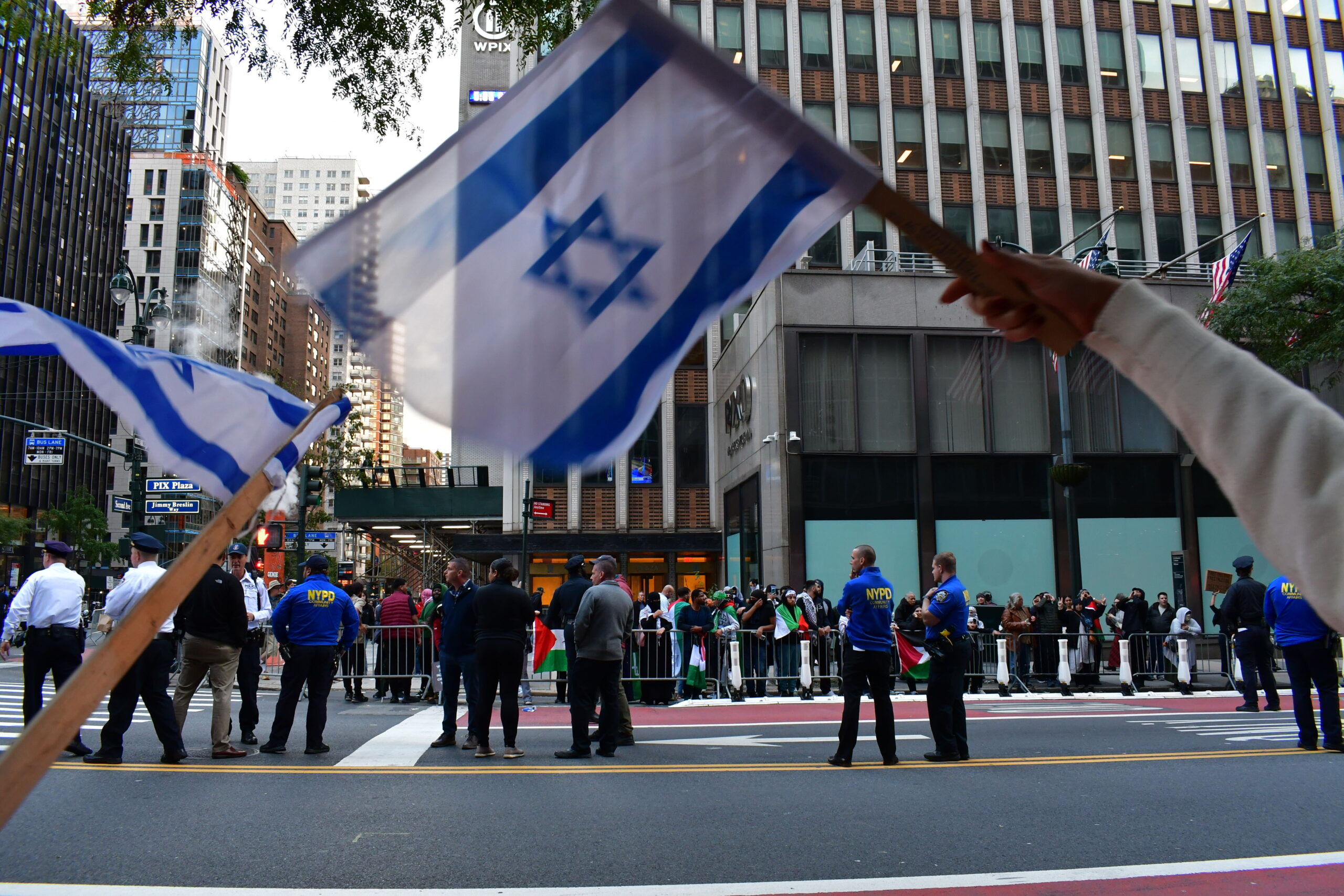 Pro-Israel And Pro-Palestinian Demonstrators Face Off On Manhattan ...