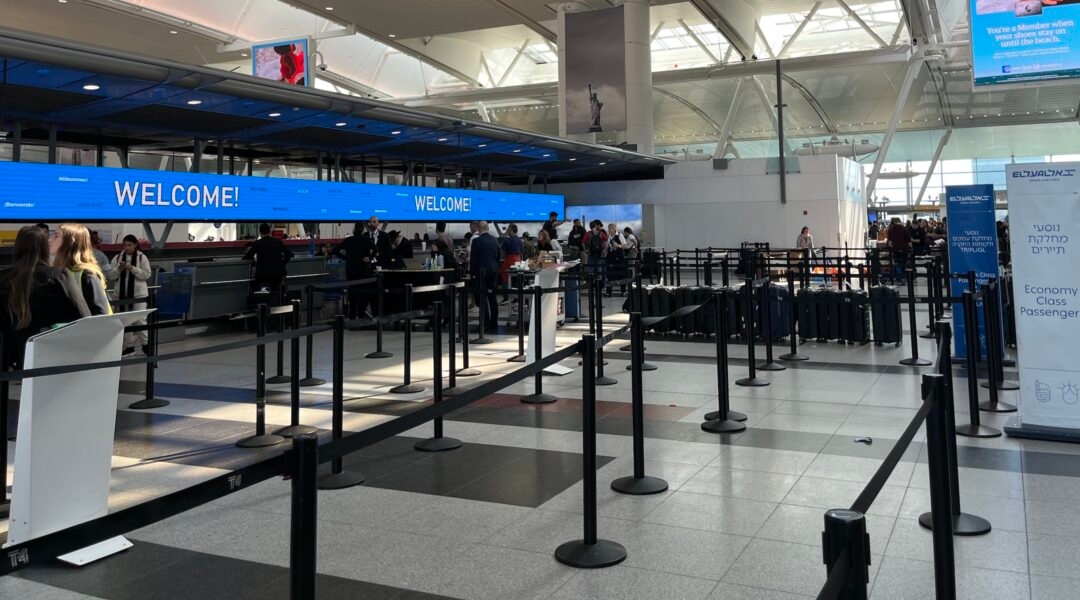 At JFK Airport, an anxious rush to support the troops as reservists ...