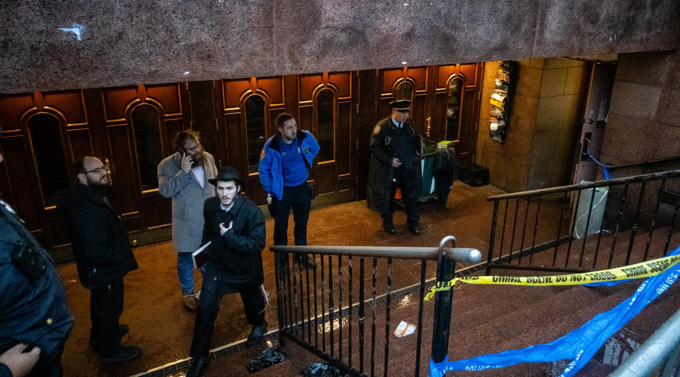 Police block the entrance to the main synagogue at Chabad headquarters due to safety concerns, Jan. 9, 2024. (Police block the entrance to the Chabad headquarter's main synagogue due to safety concerns, Jan. 9, 2024. (Luke Tress)