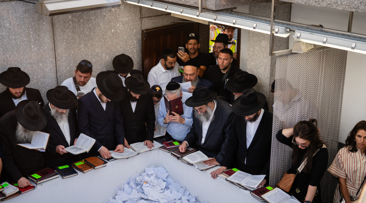 Tens Of Thousands Visit Gravesite Of Lubavitcher Rebbe On 30th ...