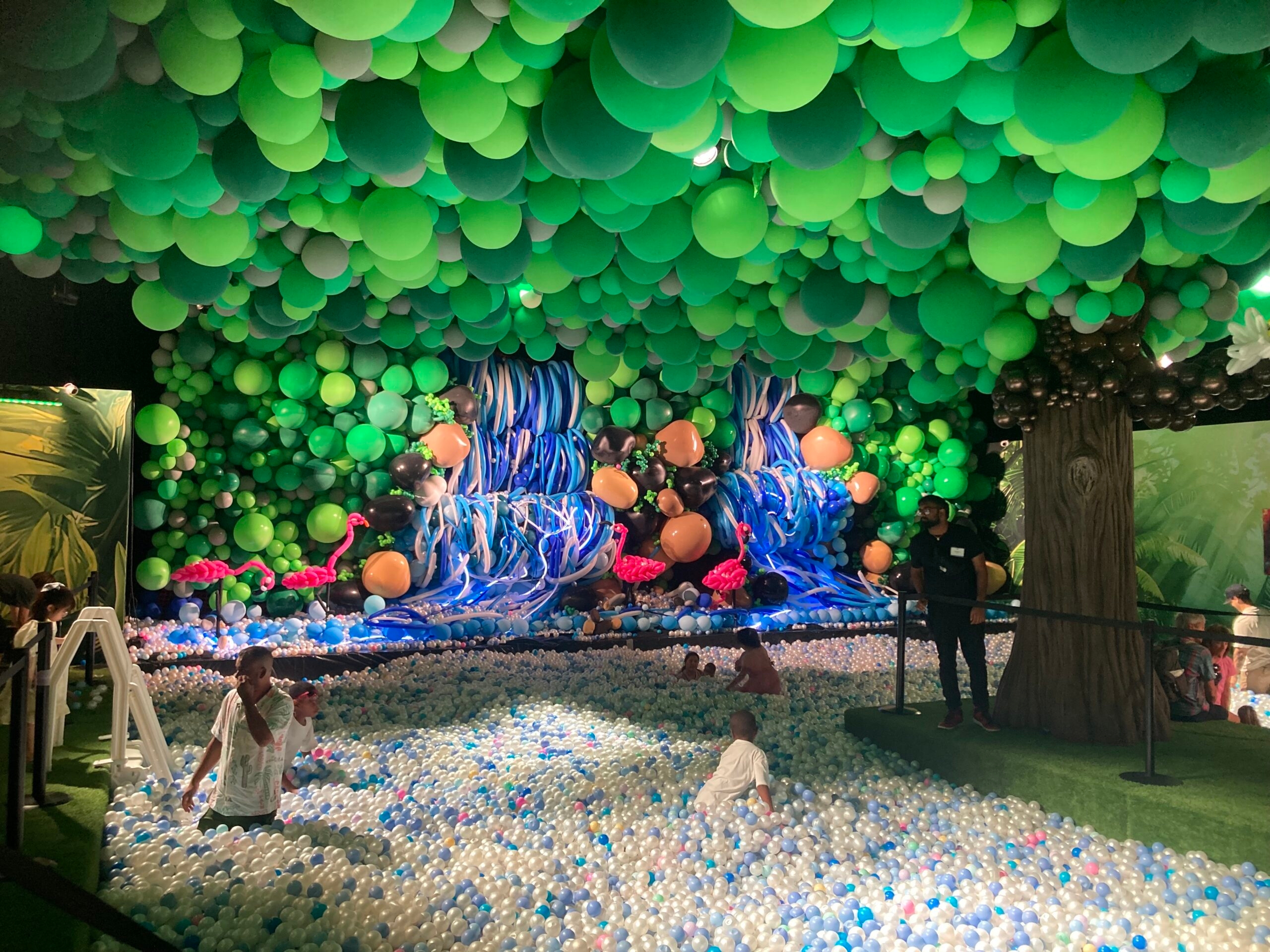 The Israeli story behind the “Balloon Story” exhibition at the Park Avenue Armory