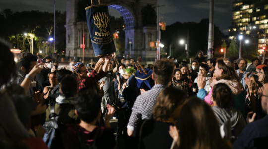 Simchat Torah Across Brooklyn in 2021, in Grand Army Plaza. (Gili Getz)