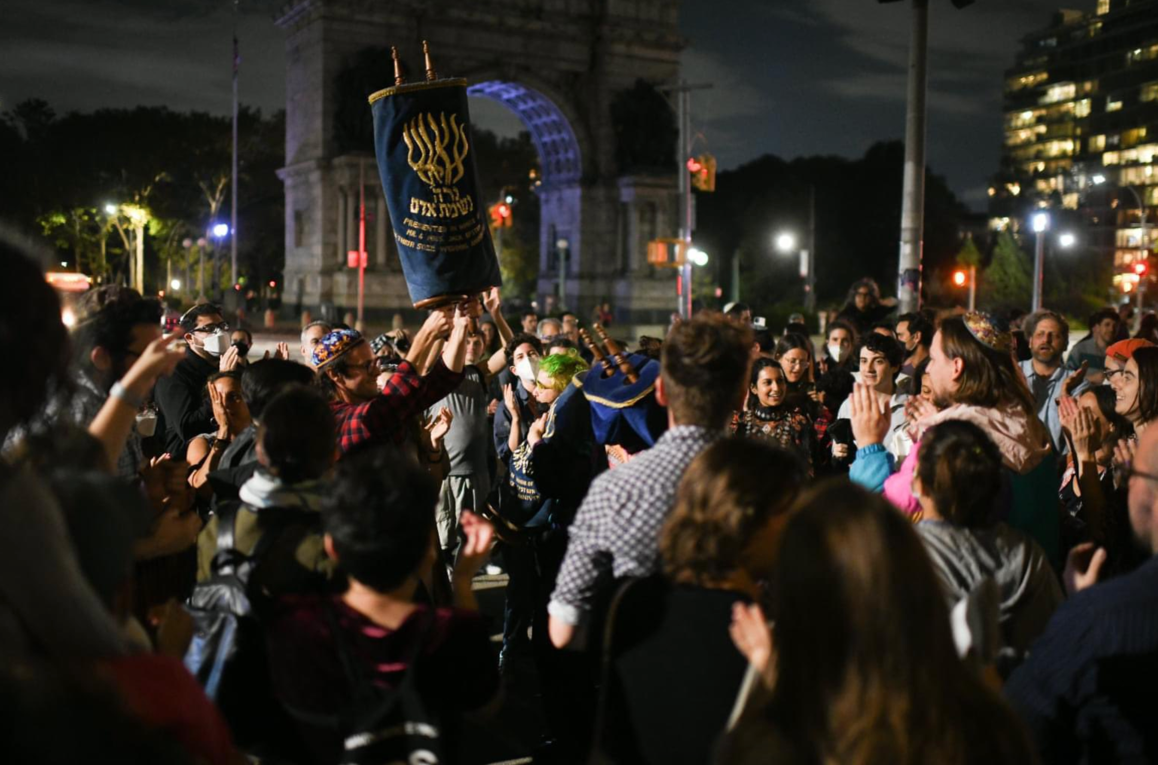 After a year that divided many Jews, a Simchat Torah tradition of togetherness resumes in Brooklyn