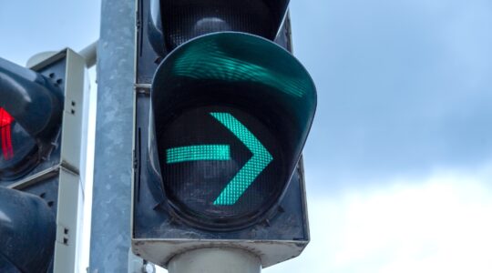 Traffic light with green right turn arrow